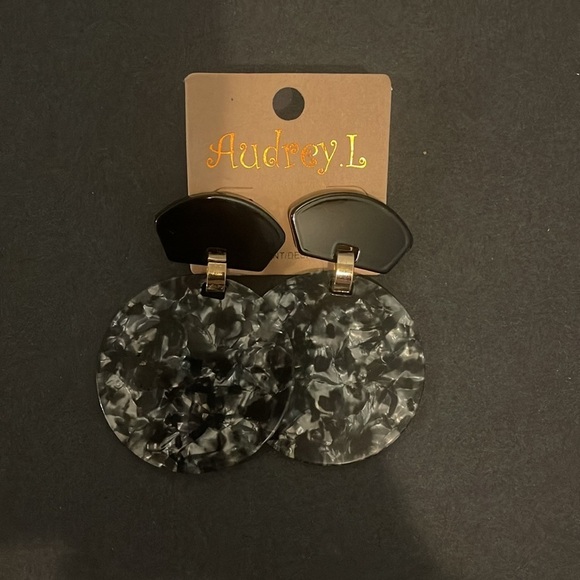 🍀5/$25🍀 Audrey L Earrings new on card - Picture 3 of 6